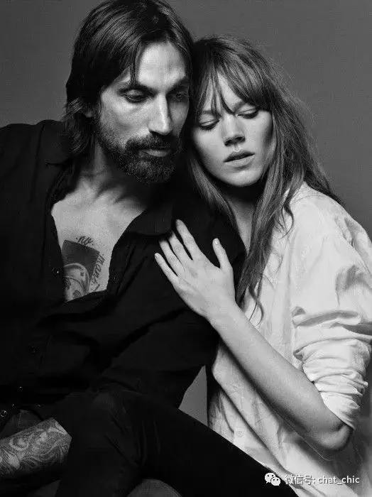 当你有一件纯白的衬衣,洁白的衬衫散发着好闻的味道