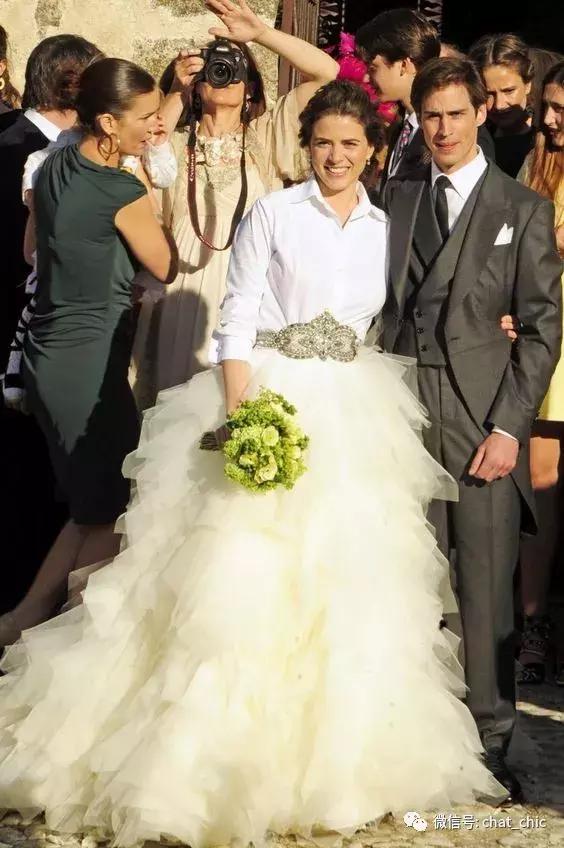 当你有一件纯白的衬衣,洁白的衬衫散发着好闻的味道