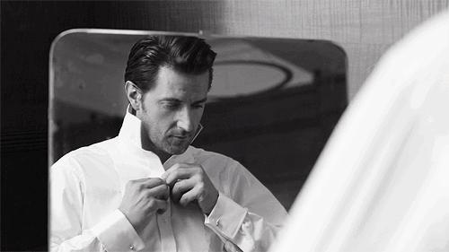 当你有一件纯白的衬衣,洁白的衬衫散发着好闻的味道