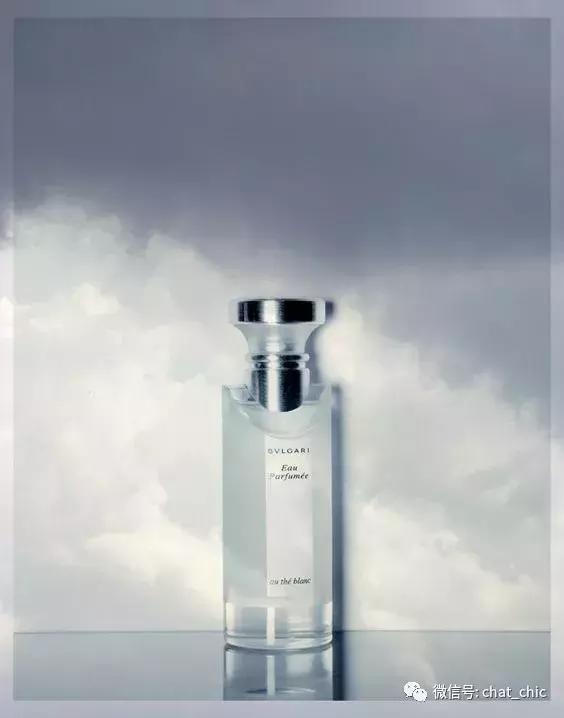 当你有一件纯白的衬衣,洁白的衬衫散发着好闻的味道