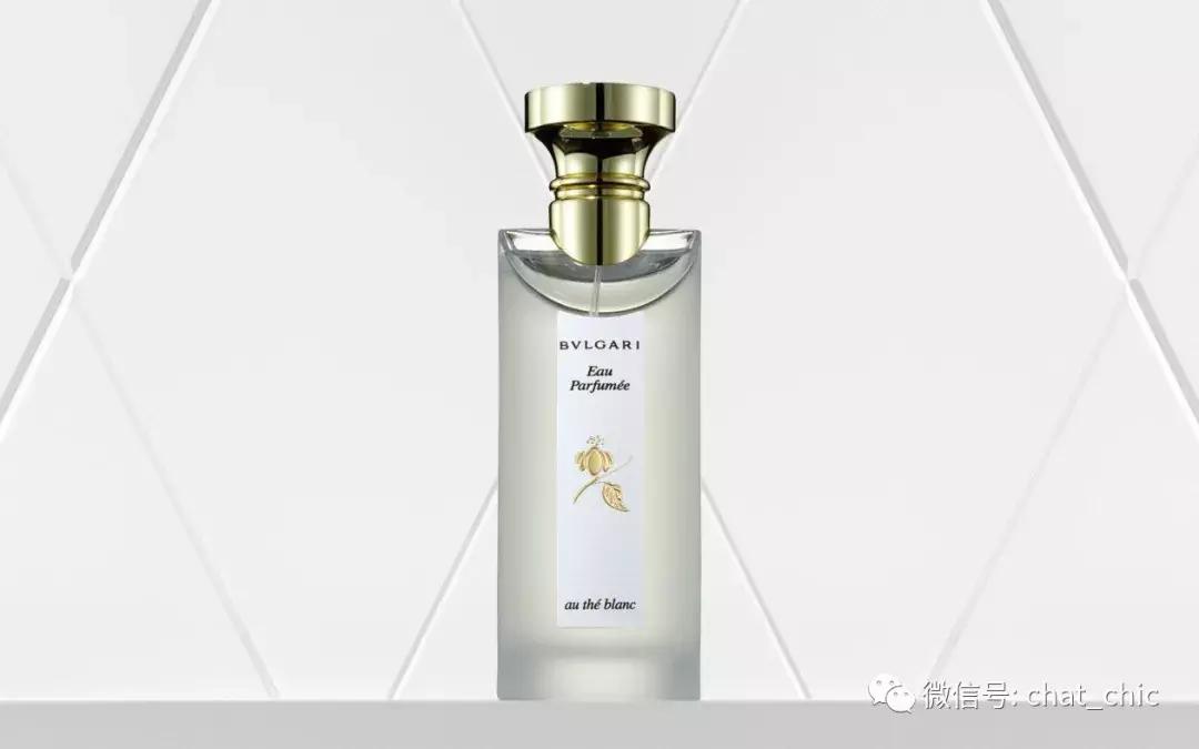 当你有一件纯白的衬衣,洁白的衬衫散发着好闻的味道