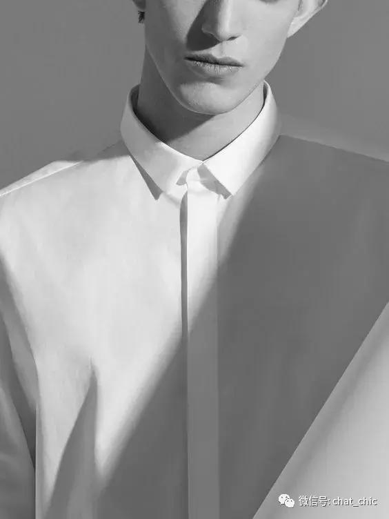 当你有一件纯白的衬衣,洁白的衬衫散发着好闻的味道