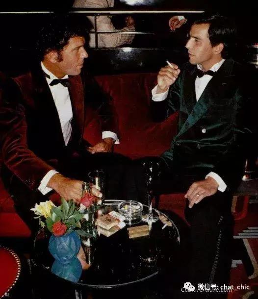 当你有一件纯白的衬衣,洁白的衬衫散发着好闻的味道