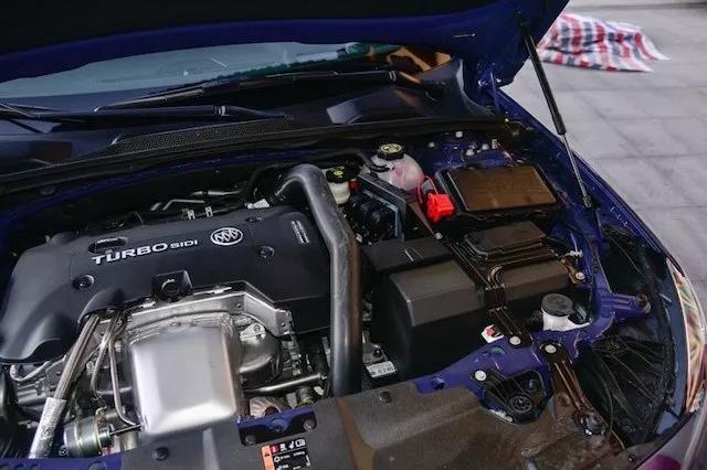 别克轿跑君威gs白色,新款君威gs惊艳登场