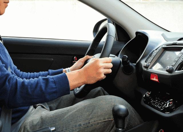 行车中突然方向盘锁死怎么回事,车子启动后突然方向盘失灵