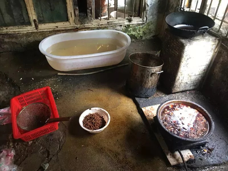 信阳人爱吃的“周黑鸭”竟被曝出存在假冒，作坊内脏乱不堪，恶臭阵阵！