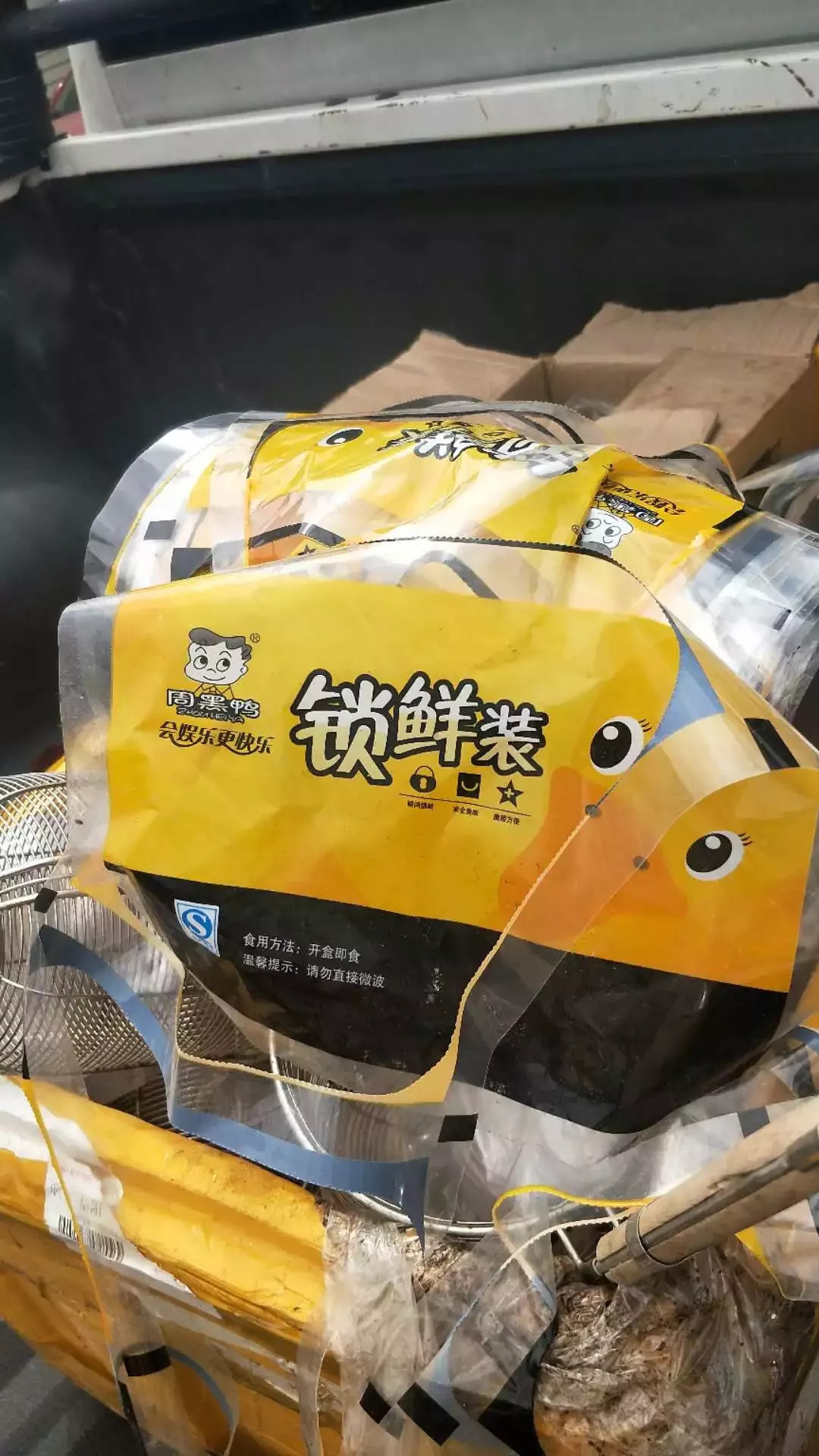 信阳人爱吃的“周黑鸭”竟被曝出存在假冒，作坊内脏乱不堪，恶臭阵阵！