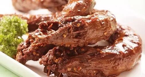 信阳人爱吃的“周黑鸭”竟被曝出存在假冒，作坊内脏乱不堪，恶臭阵阵！