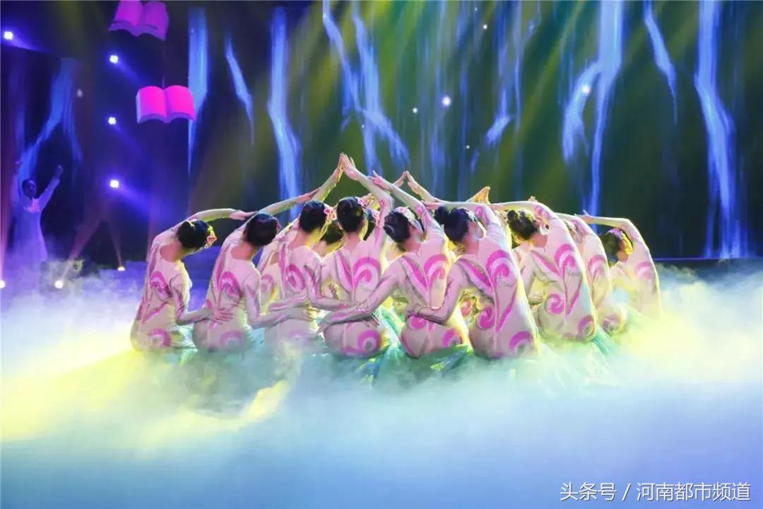 海霞哽咽播音,央视著名主持人海霞年轻时的图片