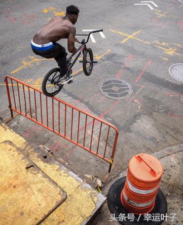 aj椋炴獝璧板,绌跨潃aj灏忓績缈肩考璧拌矾