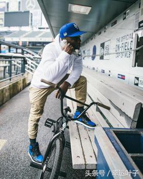 aj椋炴獝璧板,绌跨潃aj灏忓績缈肩考璧拌矾