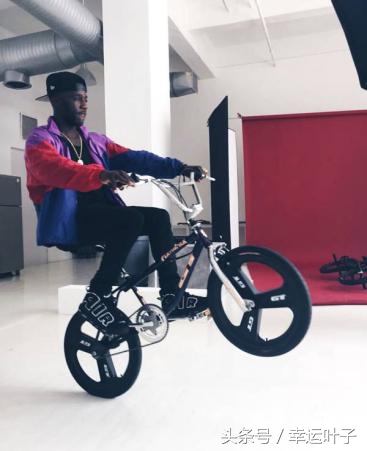 aj椋炴獝璧板,绌跨潃aj灏忓績缈肩考璧拌矾