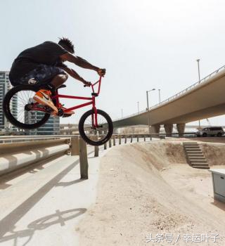 aj椋炴獝璧板,绌跨潃aj灏忓績缈肩考璧拌矾