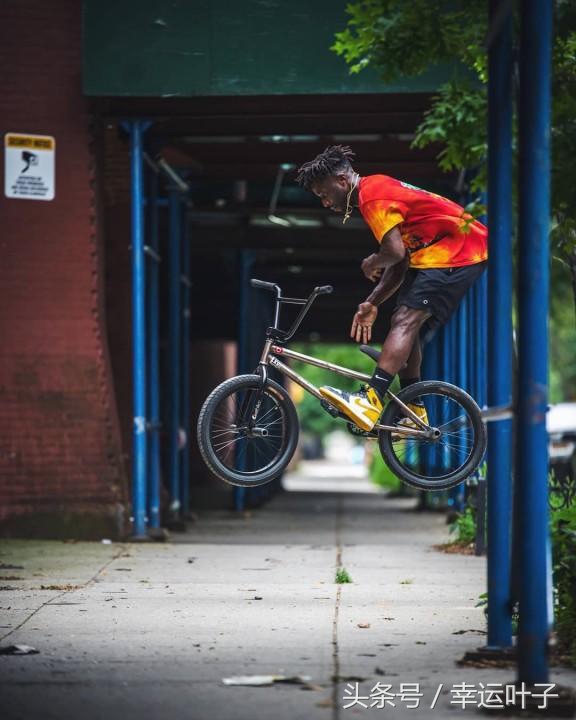 aj椋炴獝璧板,绌跨潃aj灏忓績缈肩考璧拌矾