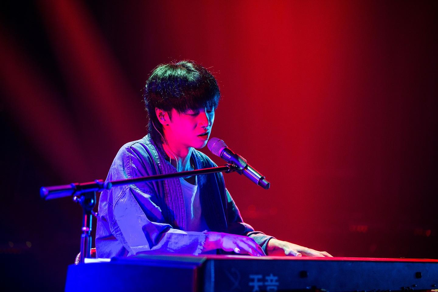 华晨宇说他是华语乐坛永远的神,说华晨宇是音乐鬼才秒杀小沈阳