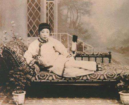 分享历史老照片三寸金莲,三寸金莲的清朝娘娘正脸