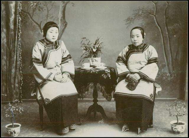 分享历史老照片三寸金莲,三寸金莲的清朝娘娘正脸
