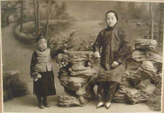 分享历史老照片三寸金莲,三寸金莲的清朝娘娘正脸