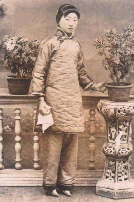 分享历史老照片三寸金莲,三寸金莲的清朝娘娘正脸