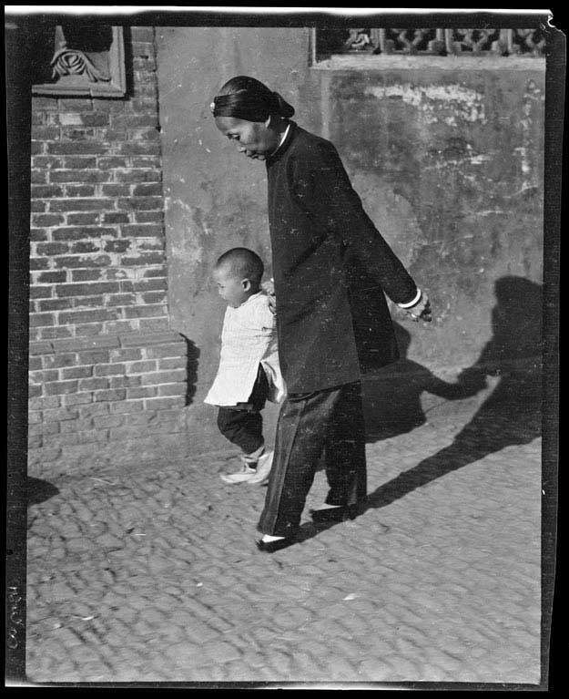 分享历史老照片三寸金莲,三寸金莲的清朝娘娘正脸