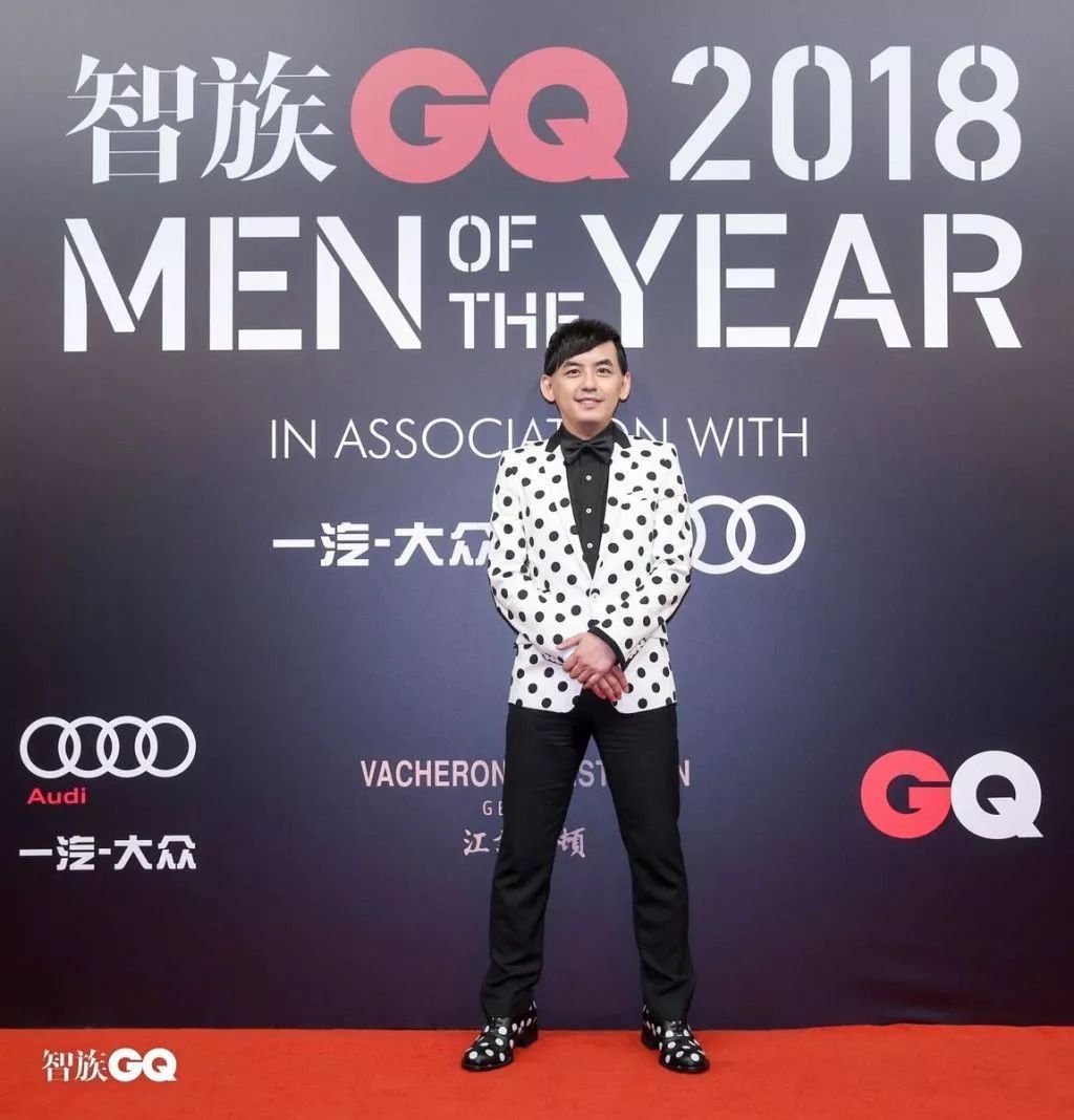 聂远红毯打苍蝇喜提微博热搜,追星赢家聂远小s