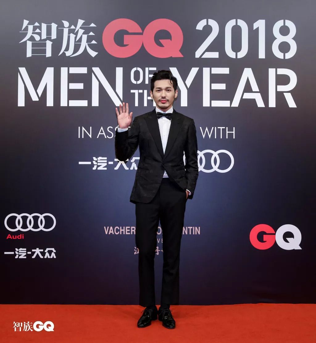 聂远红毯打苍蝇喜提微博热搜,追星赢家聂远小s