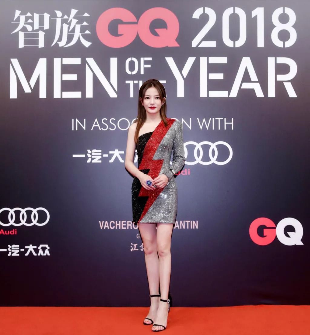 聂远红毯打苍蝇喜提微博热搜,追星赢家聂远小s