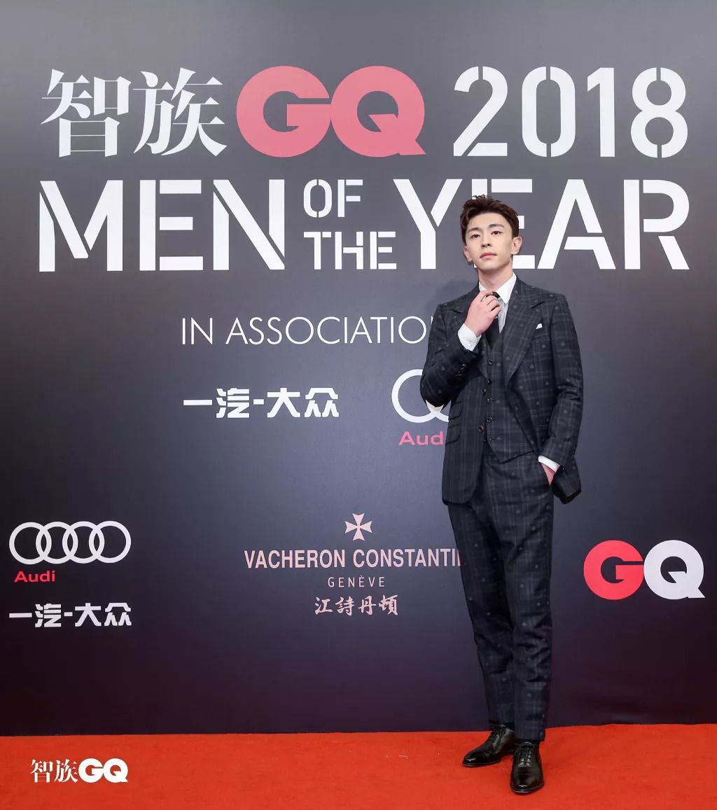 聂远红毯打苍蝇喜提微博热搜,追星赢家聂远小s