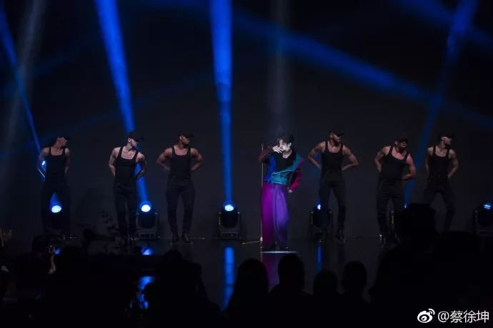 聂远红毯打苍蝇喜提微博热搜,追星赢家聂远小s