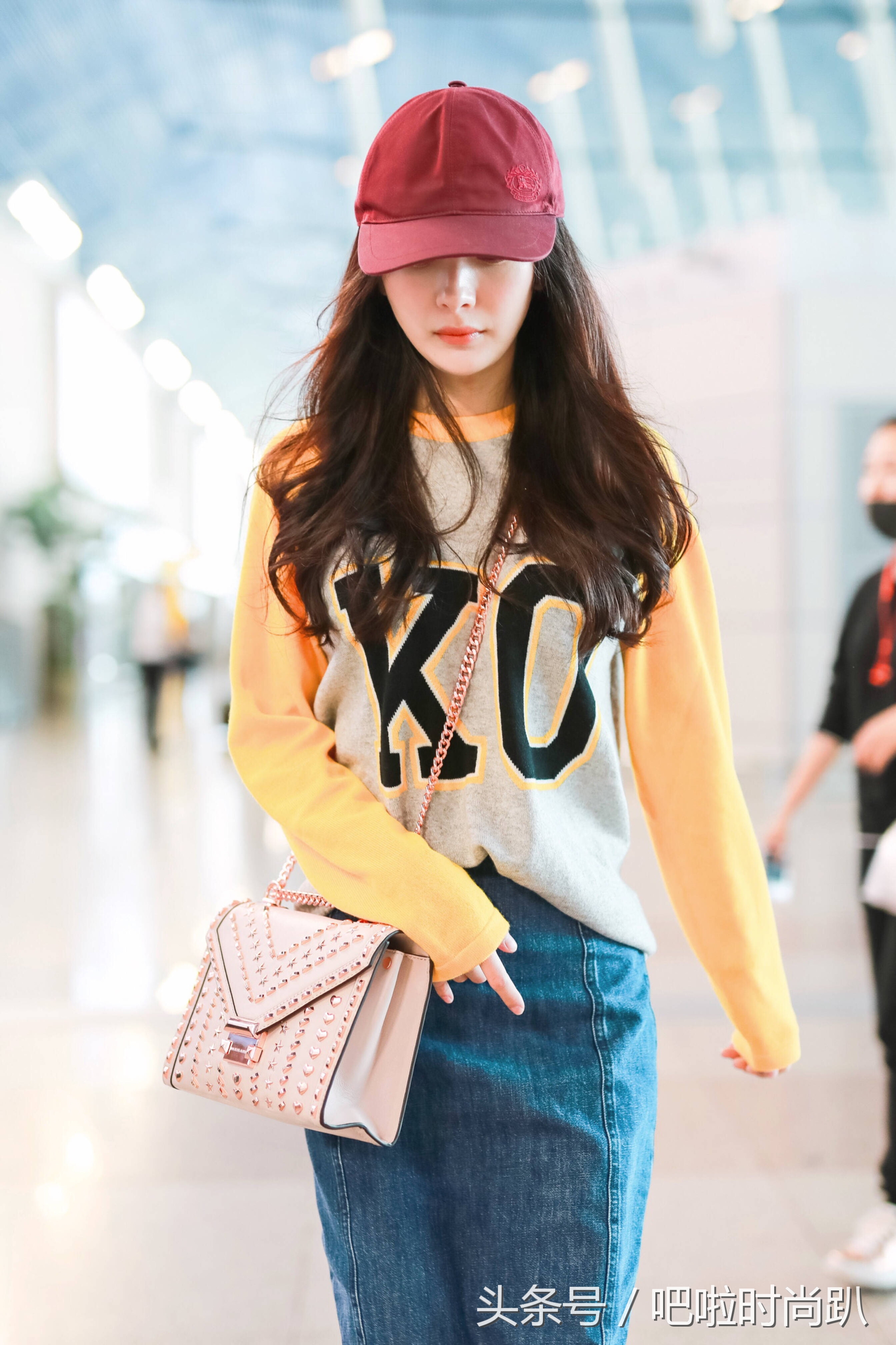 杨幂在机场的粉色衣服,杨幂近日的机场私服穿搭