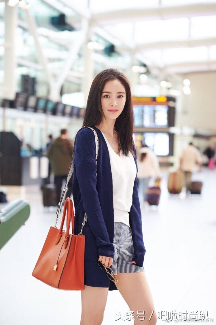 杨幂在机场的粉色衣服,杨幂近日的机场私服穿搭