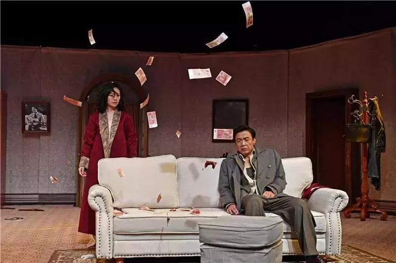 前苏联剧作家A·盖利曼《家丑外扬》探讨“女性软*力暴**”的话题