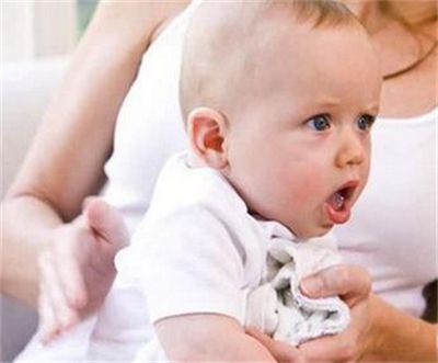 小孩咳得像小狗样叫几声吃饭正常,小孩咳嗽像小狗咳