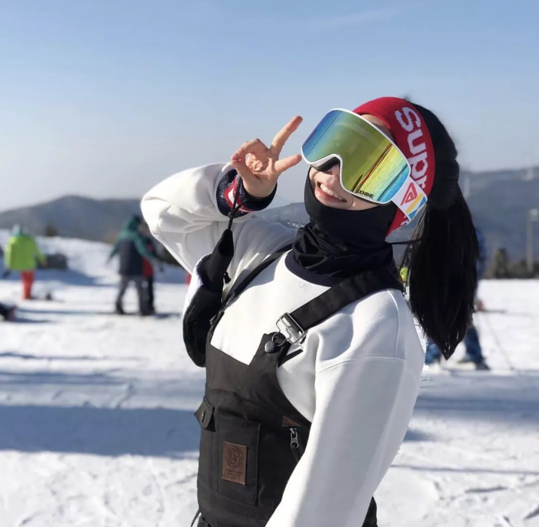 滑雪只戴头盔？也许是颜值限制了你的想象力