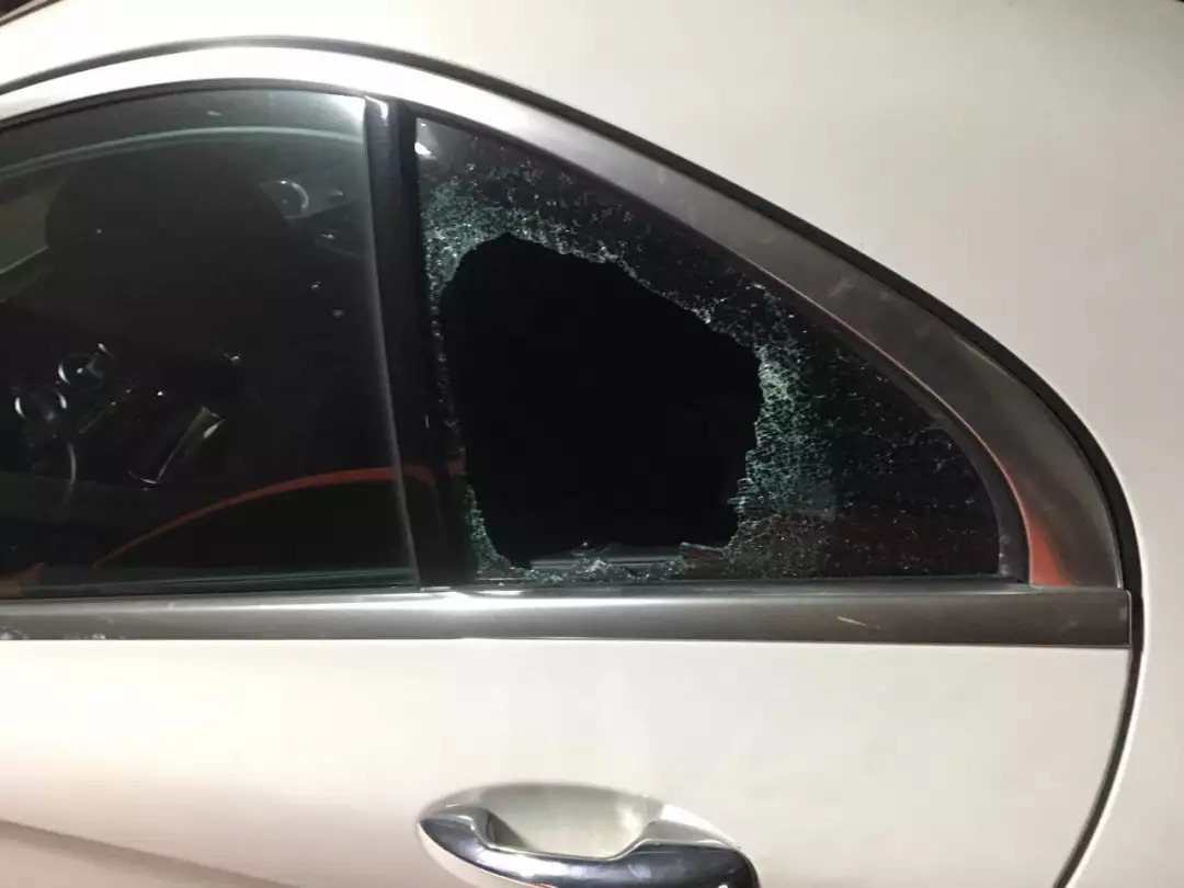 华人区豪华公寓现辱华纸条“*那支**人滚回*那支**”，竟是自己人干的？