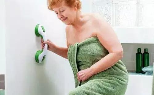 老人摔倒后正确的处置方法,老人摔倒了如何正确急救