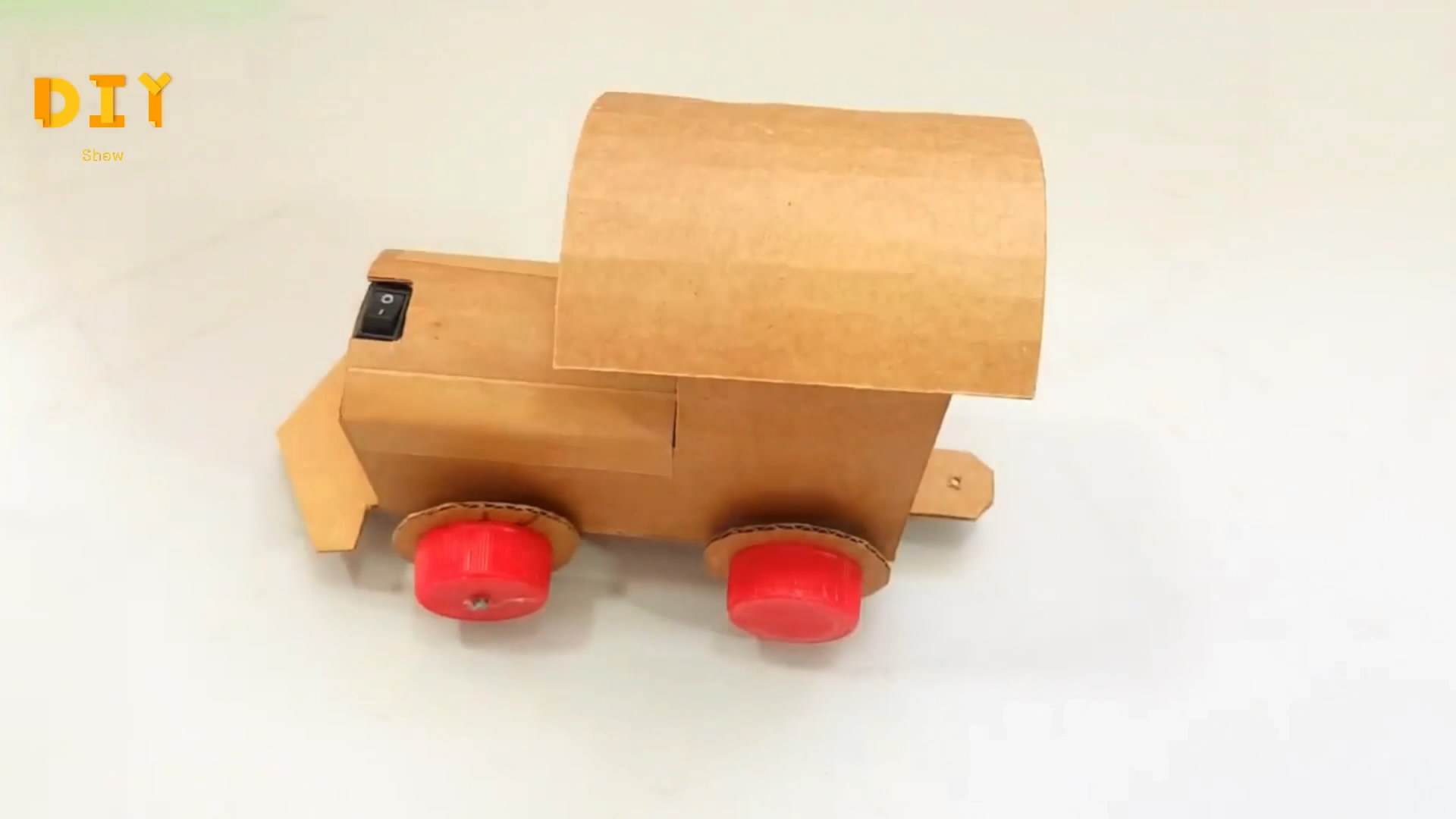 小玩具车怎么做简单一点,用纸板做火车玩具