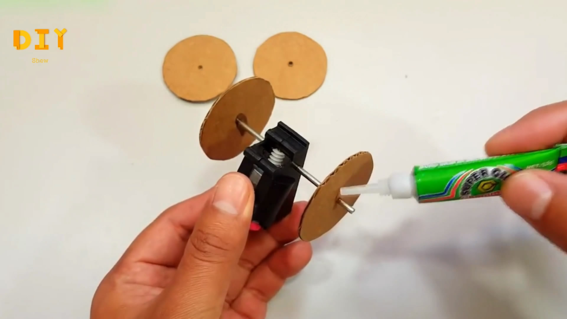 小玩具车怎么做简单一点,用纸板做火车玩具