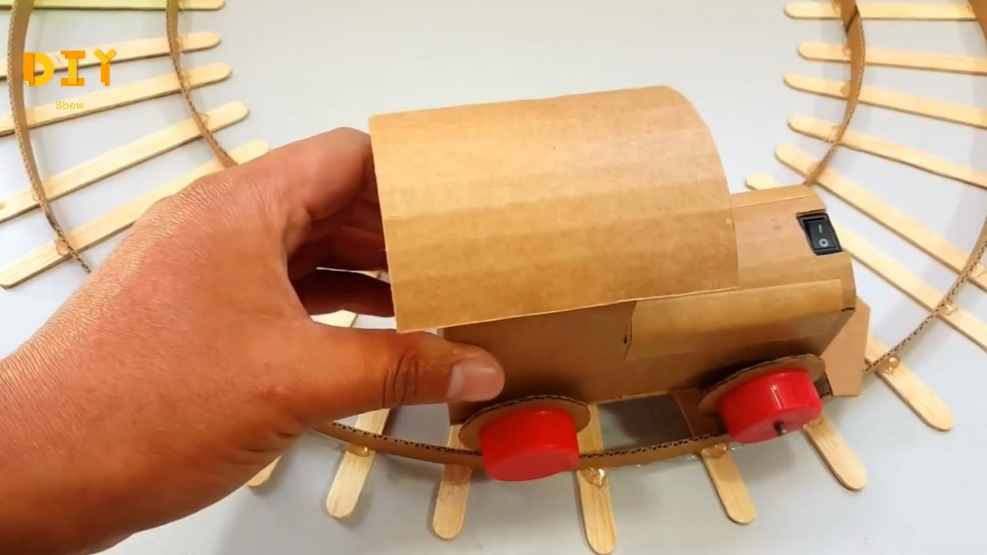 小玩具车怎么做简单一点,用纸板做火车玩具