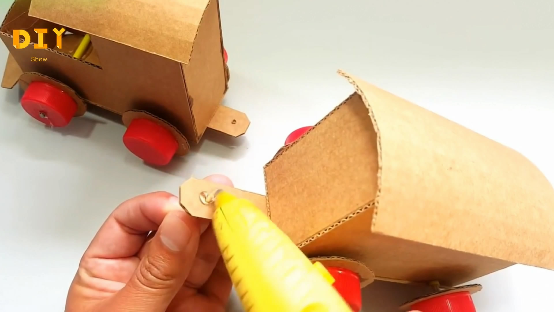小玩具车怎么做简单一点,用纸板做火车玩具