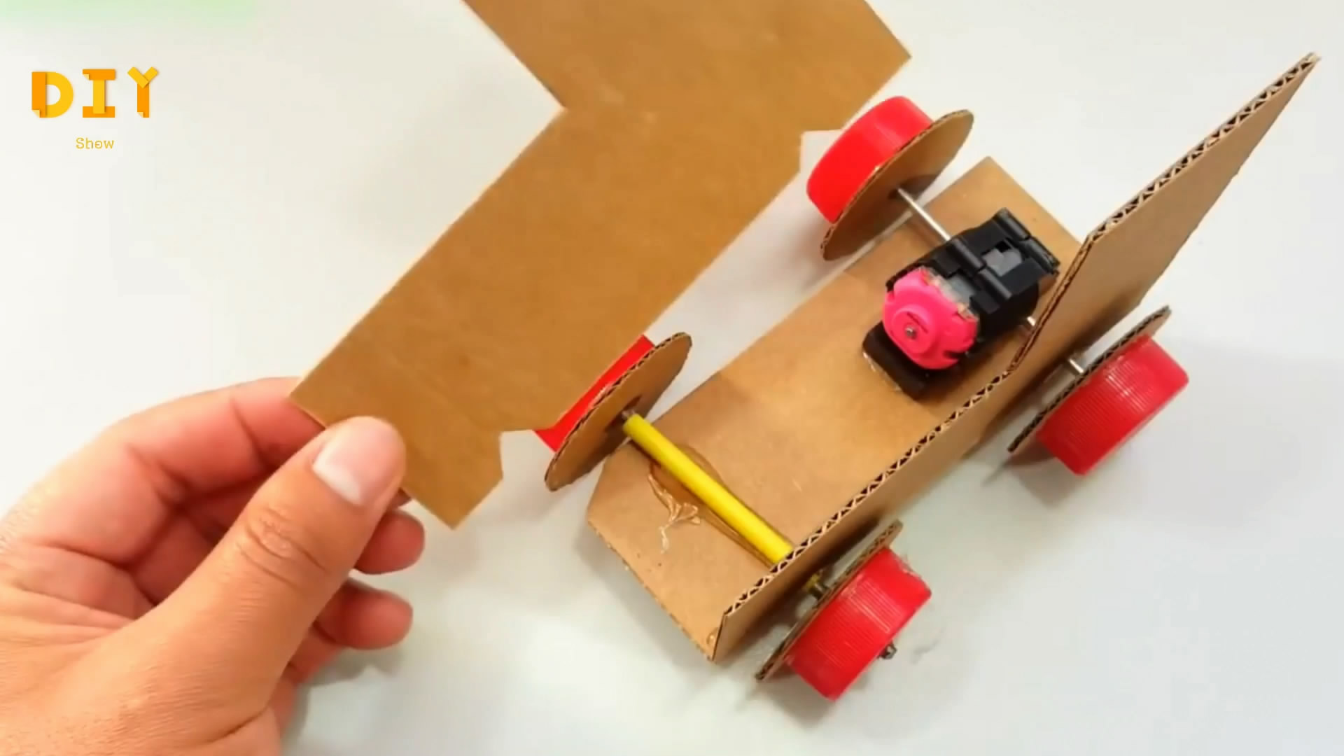 小玩具车怎么做简单一点,用纸板做火车玩具