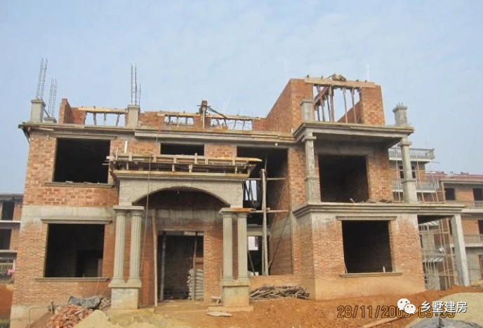 看看花200万乡下建的别墅外观,只花了33万修的农村小别墅