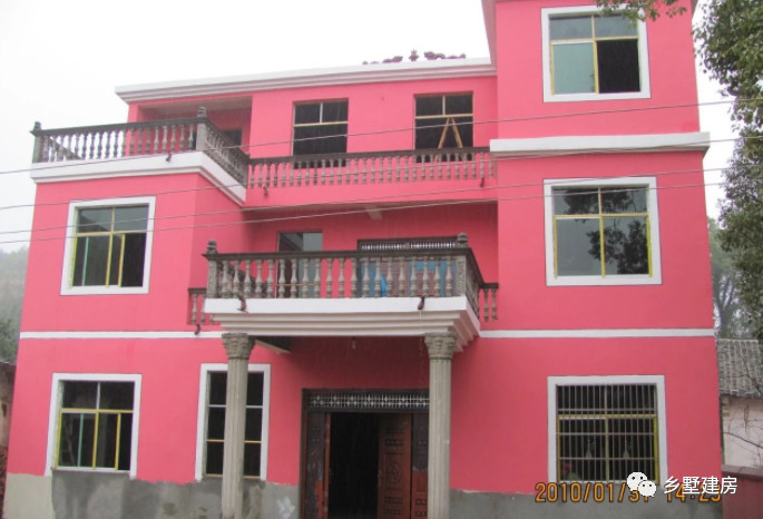 看看花200万乡下建的别墅外观,只花了33万修的农村小别墅