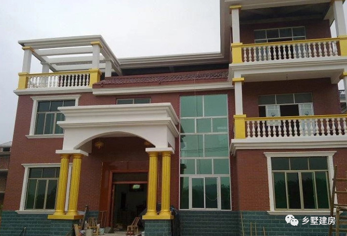 看看花200万乡下建的别墅外观,只花了33万修的农村小别墅