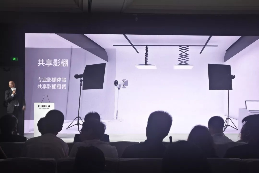 价值百万的电影摄影机,200元的摄影棚