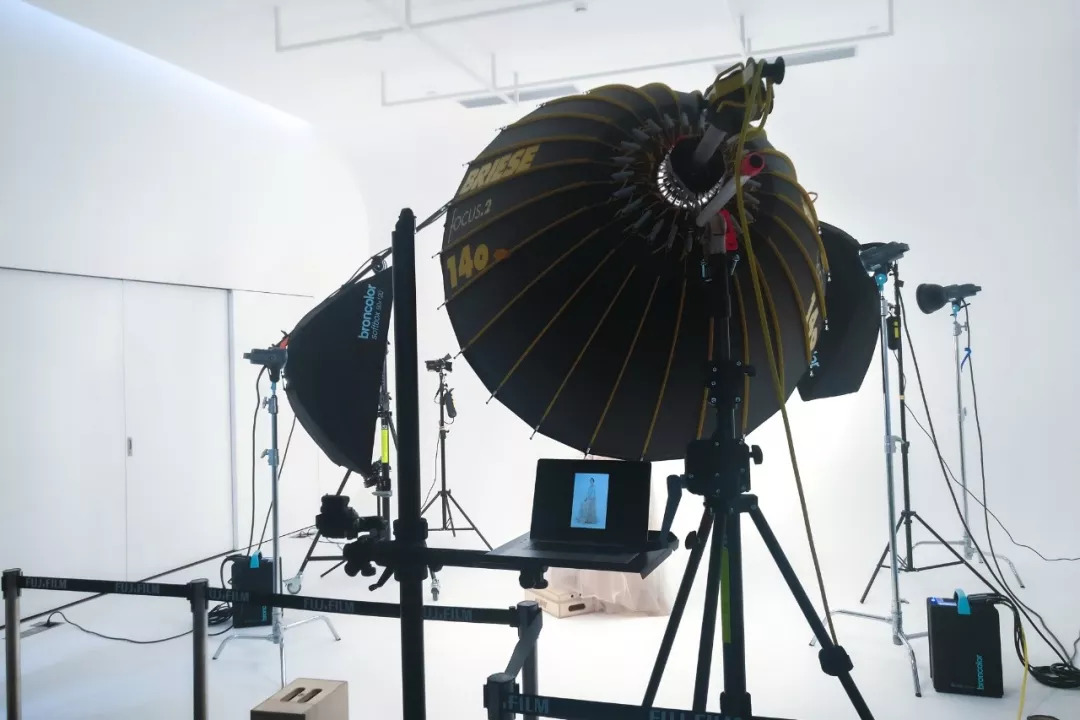 价值百万的电影摄影机,200元的摄影棚