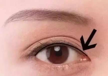 翻个白眼也能美上天,眼睛突出白眼怎么画眼线