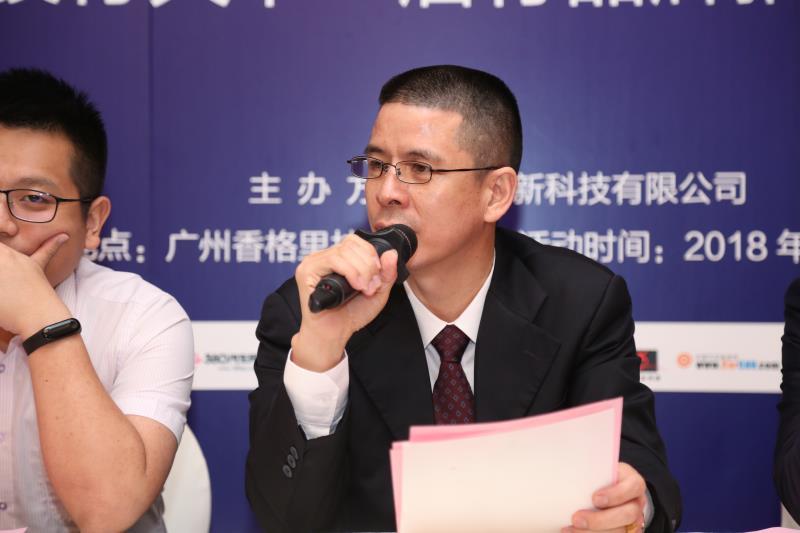 车主为爱车贴膜,车主选择汽车漆面保护膜