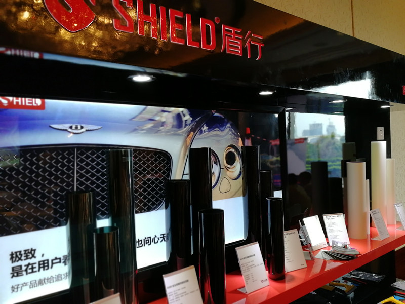 车主为爱车贴膜,车主选择汽车漆面保护膜