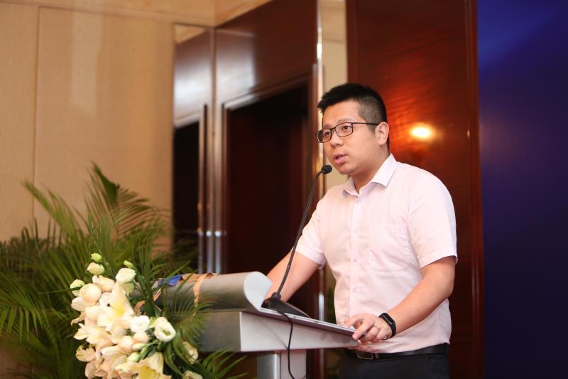 车主为爱车贴膜,车主选择汽车漆面保护膜